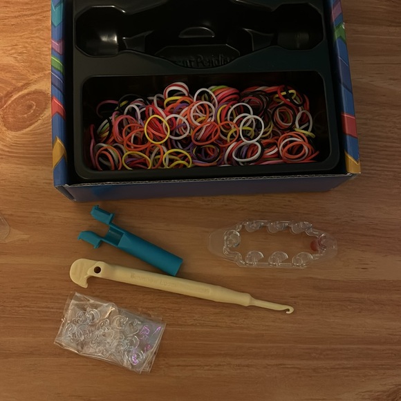 Monster Tail Loom Kit: Book, Bands, Hook, Mini Loom!Fun & Easy Bracelet Making! - Picture 2 of 4